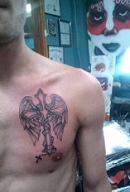 男生胸部黑色点刺简单线条翅膀和十字架纹身图片
