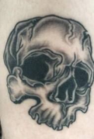 骷髅纹身 女生大腿上黑灰的骷髅纹身图片