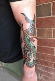 男生手臂上彩绘水彩素描创意霸气蛇纹身图片