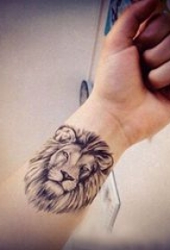 狮子头纹身 男生手腕上狮子头纹身图片