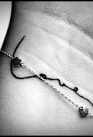 女生纹身手腕 女生手腕上黑色的线条纹身图片