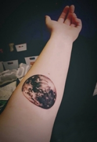女生手臂上黑色点刺几何线条星球纹身图片