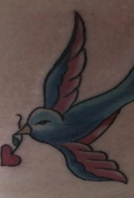 女生大腿上彩绘简单线条几何心形和小鸟纹身图片