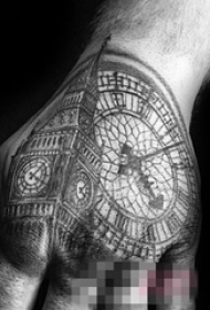 男生手背上黑色线条素描创意经典建筑大本钟钟表纹身图片