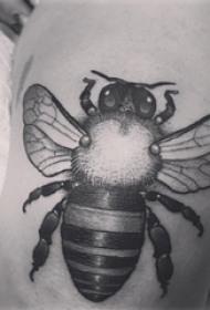 小蜜蜂纹身 男生大腿上黑色的蜜蜂纹身图片