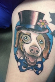 男生手臂上彩绘简单线条蝴蝶结和小动物狗纹身图片