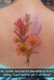 女生后背上彩绘渐变简单线条植物花束纹身图片