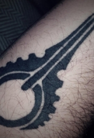 男生手臂上黑色几何简单线条创意符号纹身图片
