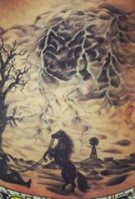 腰部黑色的中国风纹身树枝和闪电和马风景水墨纹身图片