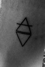 男生小腿上黑色线条几何元素纹身图片