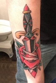男生手腕纹身 男生手臂上花朵和匕首纹身图片