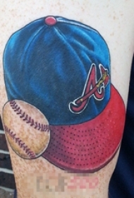 男生手臂上彩绘水彩创意棒球元素帽子纹身图片
