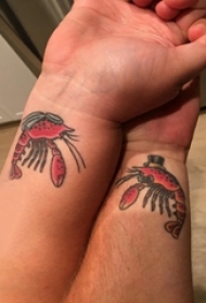 情侣手臂上彩绘简单线条小动物虾纹身图片