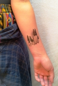 女生手臂上黑色素描创意森林纹身图片