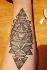男生小腿上黑灰点刺技巧几何元素三角形纹身图片