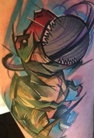 男生大腿上彩绘渐变抽象线条动物恐龙纹身图片