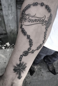 男生手臂上黑灰素描创意精致十字架项链纹身图片