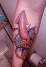 男生手臂上彩绘渐变简单抽象线条动物鱿鱼纹身图片
