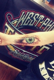 女生手臂上彩绘简单线条3d写实眼睛纹身图片