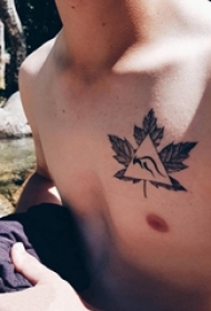 男生胸口上黑灰素描文艺唯美枫叶几何元素纹身图片