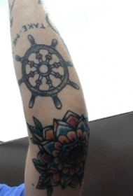无上船舵纹身 男生手臂上彩色的船舵纹身图片