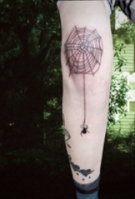 男生手臂上黑色几何简单线条蜘蛛网纹身图片