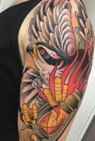 男生手臂上彩绘水彩素描霸气老鹰纹身图片