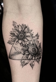 女生手臂上黑色线条素描几何元素唯美菊花纹身图片