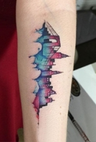 建筑物纹身 女生手臂上彩色的建筑纹身图片