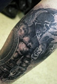 男生小腿上黑灰点刺人物肖像武士纹身图片