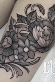 女生大腿上黑色点刺简单线条植物花朵纹身图片