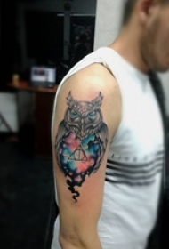 男生手臂上彩绘猫头鹰创意个性纹身图片
