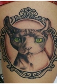 女生大腿上彩绘渐变简单抽象线条小动物猫纹身图片
