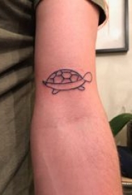 龟纹身 男生手臂上黑色的乌龟纹身图片