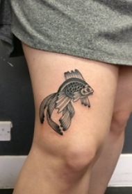 水墨金鱼纹身 女生大腿上黑色的金鱼纹身图片