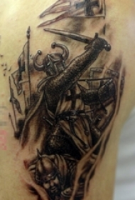 男生后背上黑灰色点刺技巧战士人物纹身图片