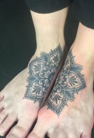 女生脚背上黑色点刺简单线条植物花朵纹身图片