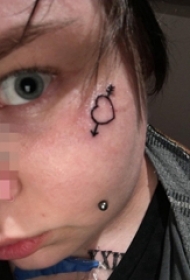 女生脸上黑色简约线条丘比特神箭纹身图片