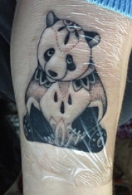 男生小腿上黑色点刺简单线条动物大熊猫纹身图片