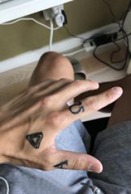 三角形纹身图 男生手背上黑色的三角形纹身图片
