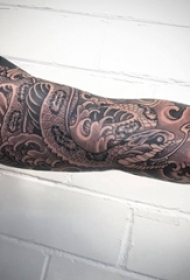 男生手臂上黑灰素描点刺技巧创意蛇纹身图片