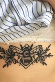 小蜜蜂纹身 女生胸下小蜜蜂纹身图片