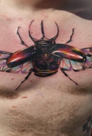男生胸部彩绘渐简单线条变写实昆虫纹身图片