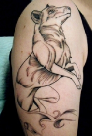女生大腿上黑灰素描点刺技巧创意狗纹身图片