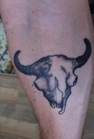 男生小腿上黑灰点刺抽象线条牛骨头纹身图片