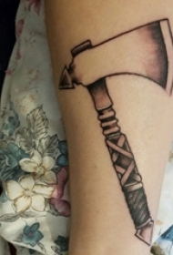 死神镰刀纹身图案 男生手臂上死神镰刀纹身图案