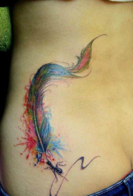 美女腰部漂亮的彩色羽毛纹身图案
