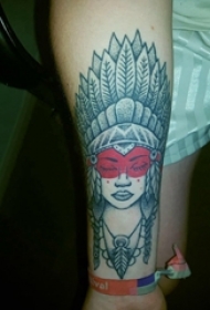 女生手臂上黑灰素描点刺技巧创意印第安风格女生人物纹身图片