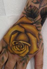 纹身玫瑰 男生手背上彩色的玫瑰纹身图片