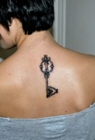 女生背部黑色线条创意花纹钥匙纹身图案